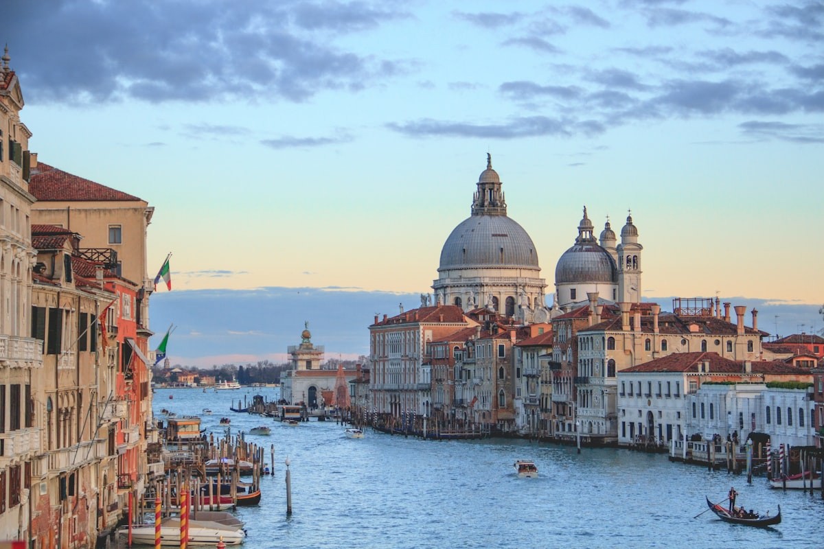 เมื่อความงามกลายเป็นการประท้วง — Fondazione Dries Van Noten ที่ Venice