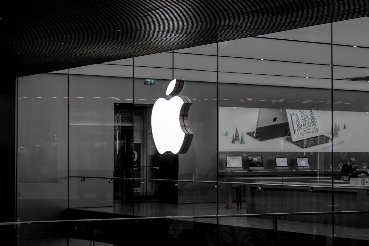 โลโก้แอปเปิลขาวดำที่หน้าร้าน Apple รูปทรงที่จำได้แม้ตัดสีออก