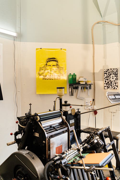 สตูดิโอพิมพ์ risograph พร้อมเครื่องพิมพ์และผลงาน