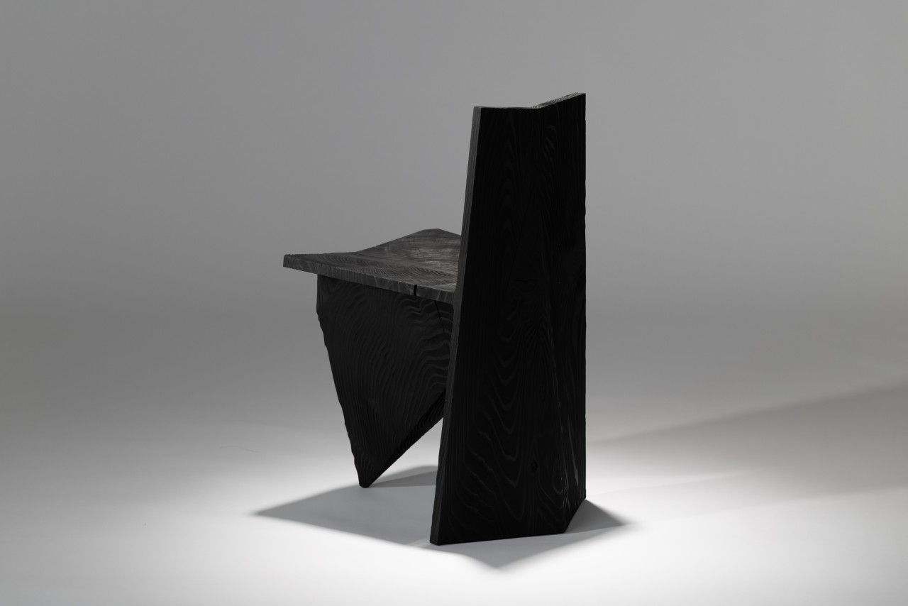รายละเอียดพื้นผิวและวงปีของไม้ซีดาร์อายุร้อยปีบนเก้าอี้ Century Chair