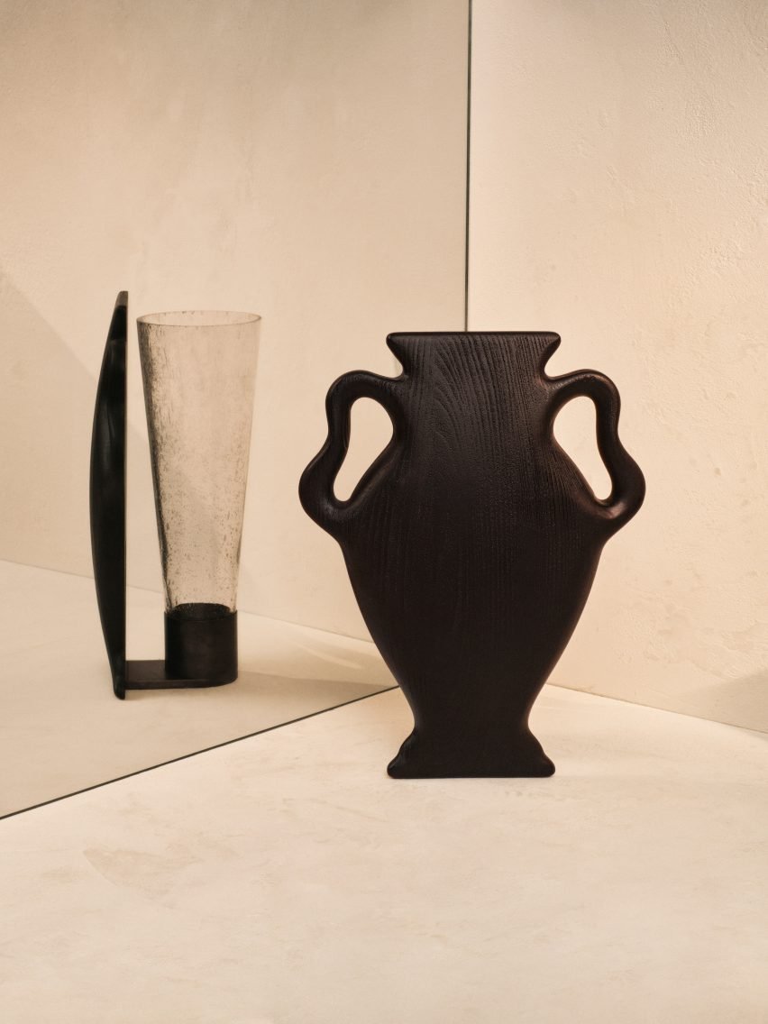 แจกัน trompe l'oeil สีดำจากคอลเลกชัน Kelly Wearstler x H&M Home