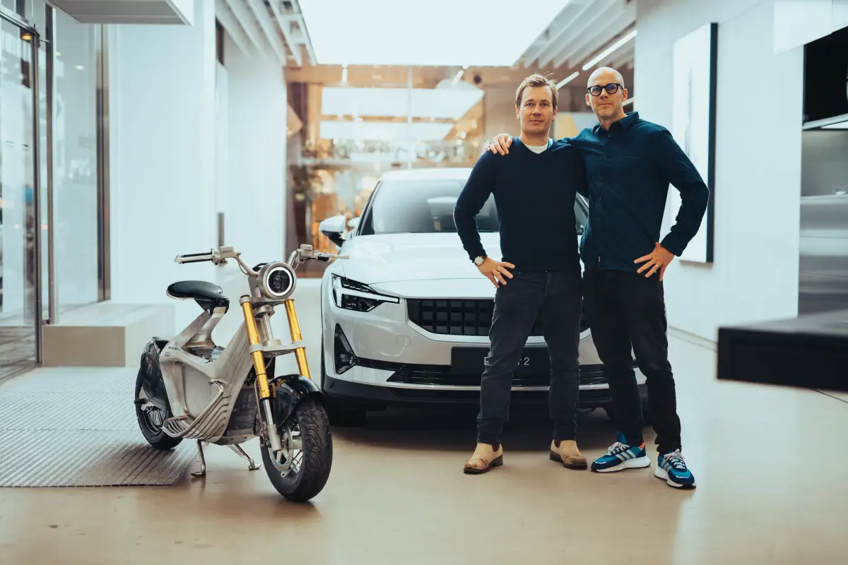 Jonas Nyvang และ Tue Beijer ยืนข้าง STILRIDE 1 และรถ Polestar