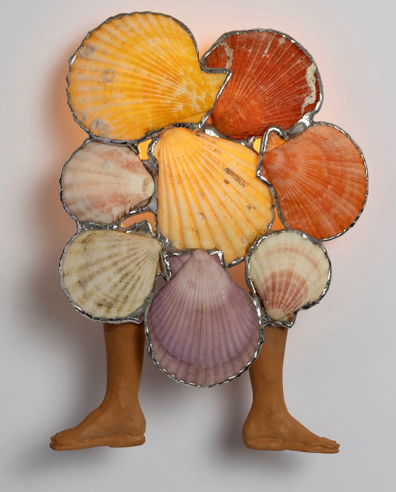 ไฟกลางคืน Legs for Days โดย Chris Wolston ที่มีรูปทรงขาเป็นองค์ประกอบ
