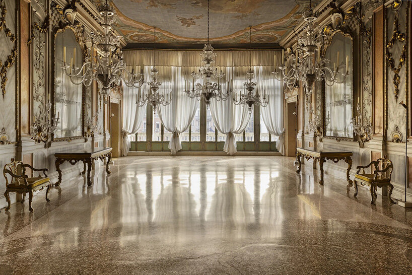 ห้องโถง Palazzo Pisani Moretta พื้นที่จัดแสดงของ Fondazione Dries Van Noten