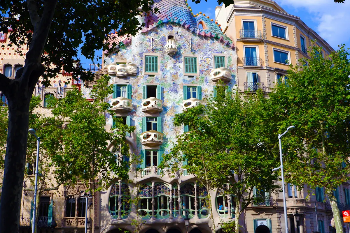 หน้าต่างและระเบียงรูปทรงกระดูกของ Casa Batlló ในบาร์เซโลนา