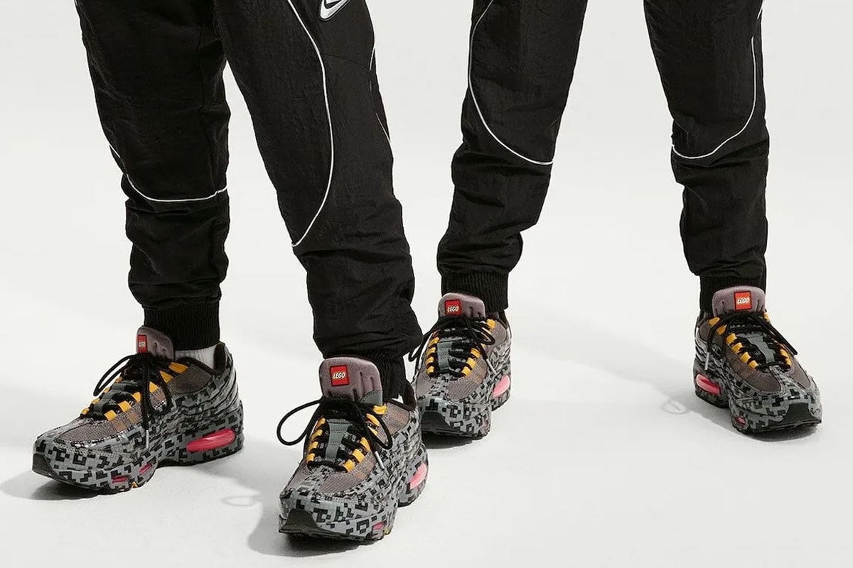 มุมข้างของ Nike Air Max 95 x LEGO Brick Pixel พร้อมหน่วยลมสีชมพูที่พื้นรองเท้า