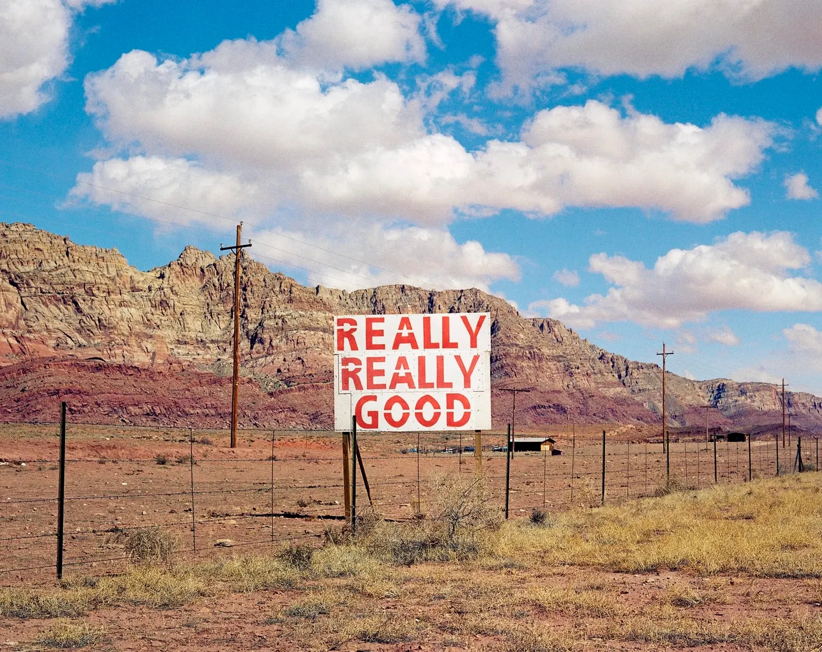 ป้ายทำมือริมทางเขียนว่า really really good บนไฮเวย์ 89 แอริโซนา ภาพโดย Rob Hann