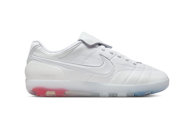 รายละเอียดพื้นรองเท้า Nike Cryoshot แสดง TPU ใสที่ห่อหุ้มปุ่มสตั๊ดดั้งเดิม