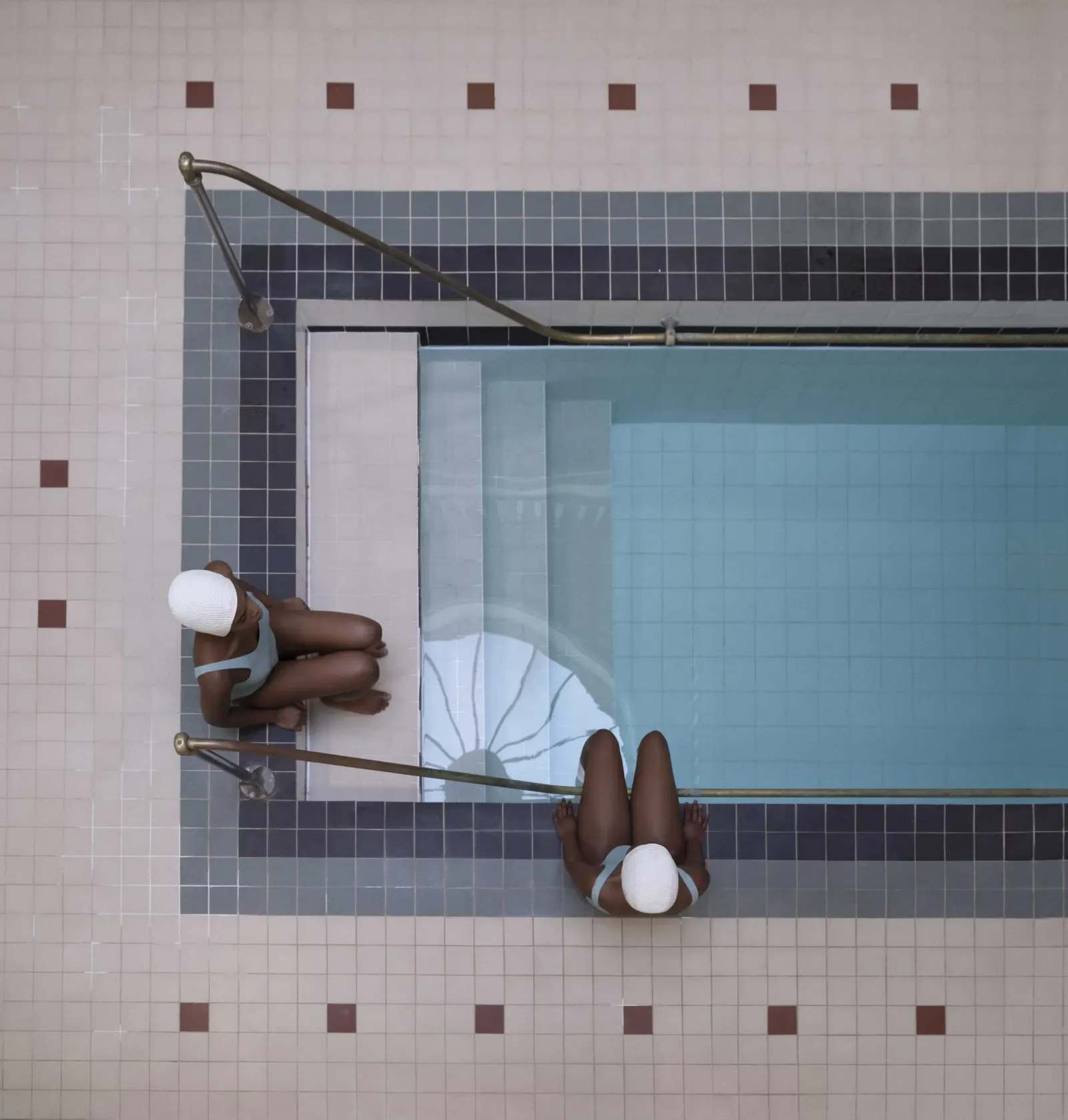 มุมมองจากด้านบนของนักว่ายน้ำสองคนริมสระกระเบื้อง จากซีรีส์ Poolside ของ Soo Burnell