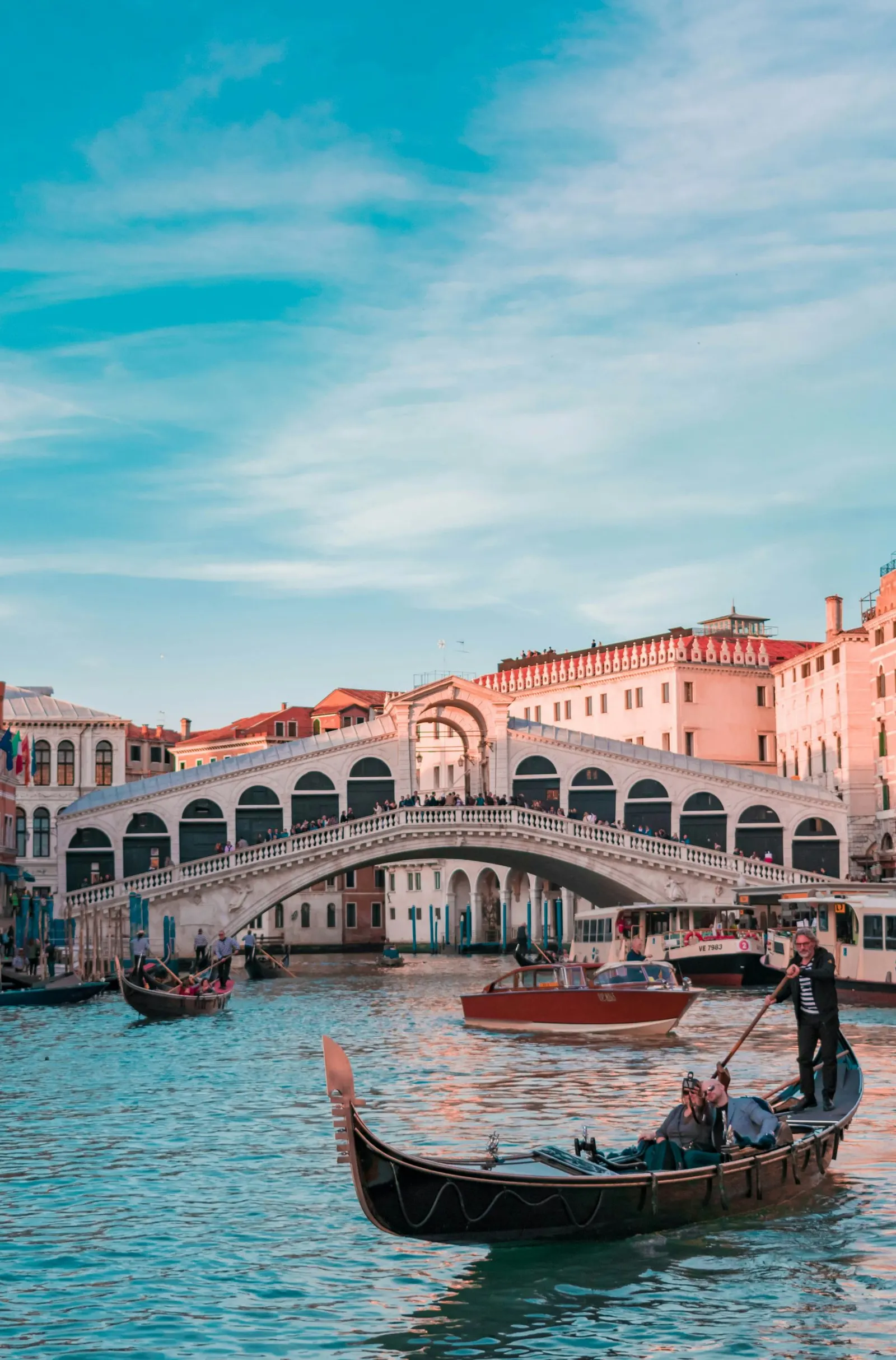 สะพาน Rialto ในเวนิส สถานที่ที่ Joseph Joestar พบกับ Lisa Lisa