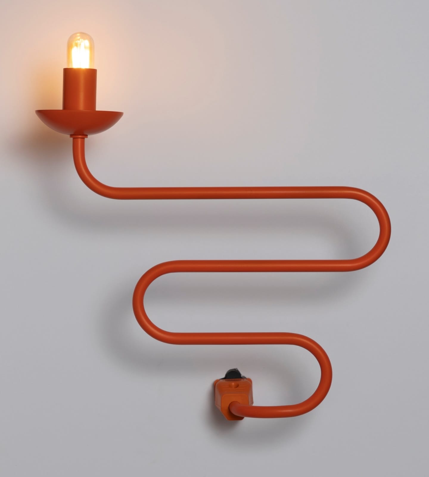 ไฟกลางคืน Extension Cord Germination โดย Normalcy รูปทรงคล้ายต้นไม้งอกจากสายไฟ