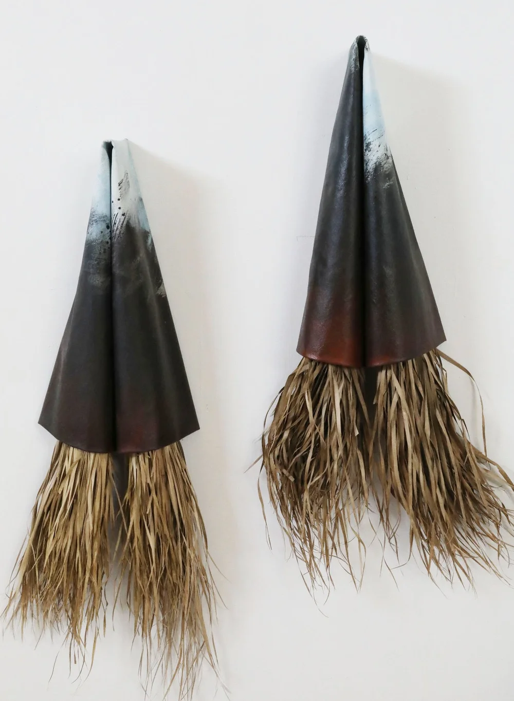 ผลงานประติมากรรมผ้าใบทาสีของ Susan Maddux ชื่อ Shadow Brushes