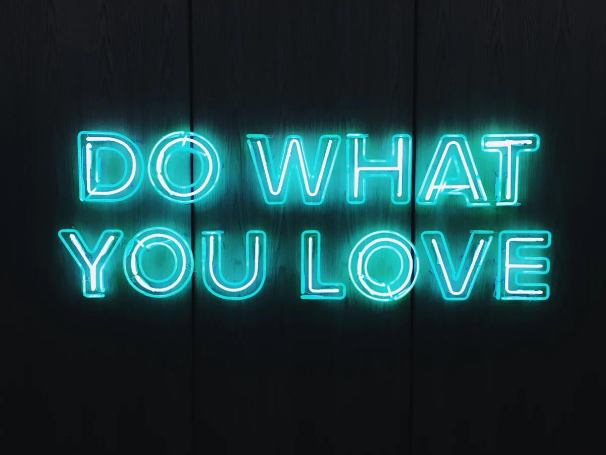 ป้ายนีออนตัวเขียนคำว่า Do What You Love