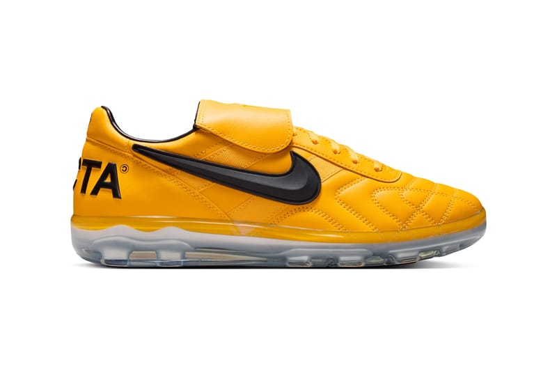 Nike Cryoshot NOCTA x2 World Cup Collection แสดงพื้นรองเท้าใสที่เผยให้เห็นปุ่มสตั๊ดดั้งเดิม