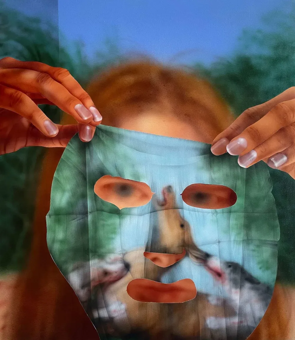 ผลงาน Beauty Mask ของ Helena Minginowicz มือสองข้างดึงแผ่นมาสก์หน้าขึ้นบังใบหน้า