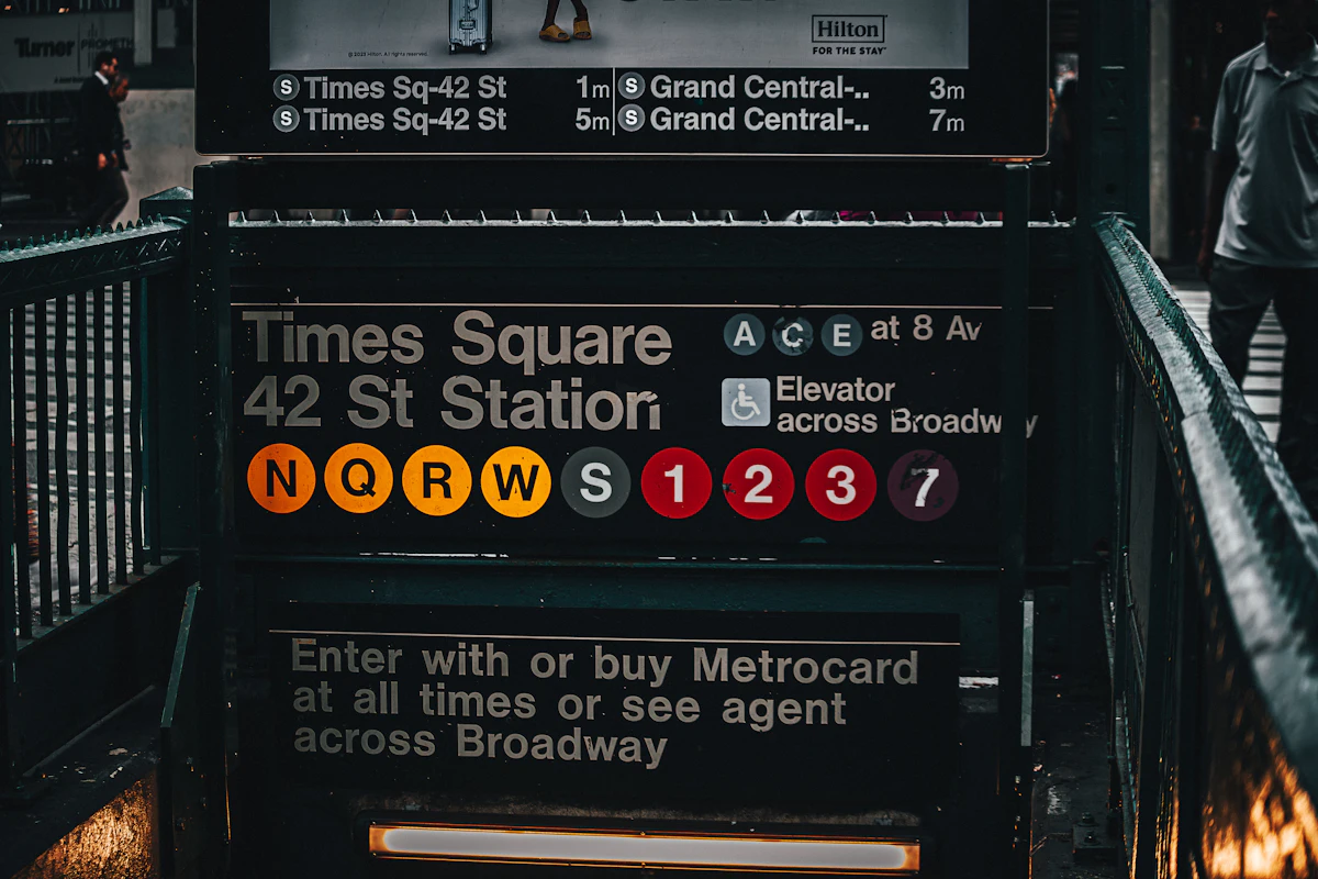 ป้ายสถานี Times Square 42 Street พิมพ์ด้วยฟอนต์ Helvetica