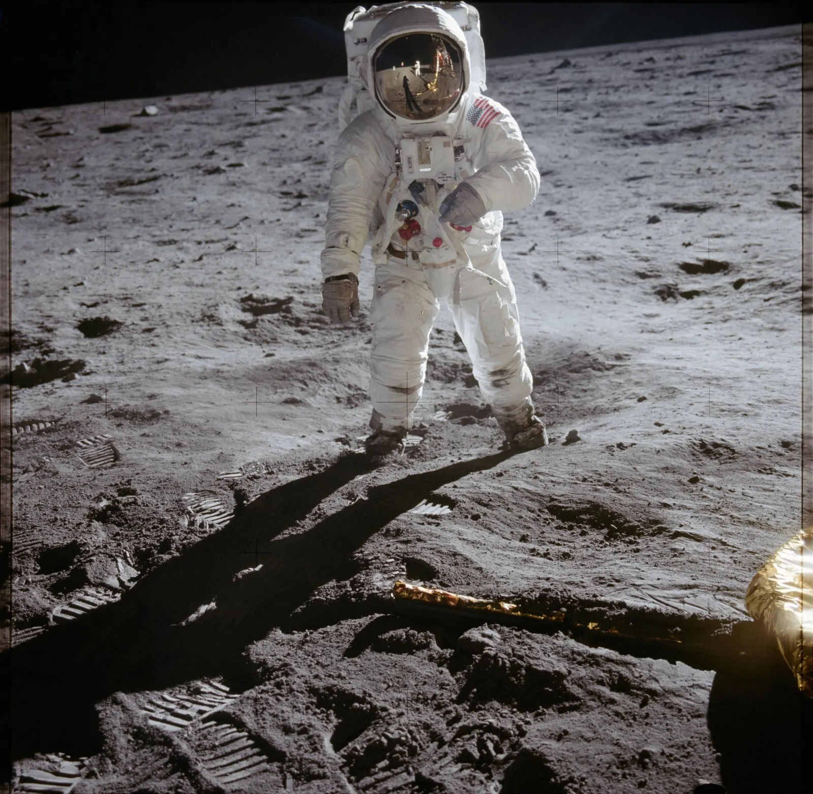 ภาพเต็มตัวของ Buzz Aldrin บนดวงจันทร์ สะท้อนเงาผู้ถ่ายบนหน้ากาก