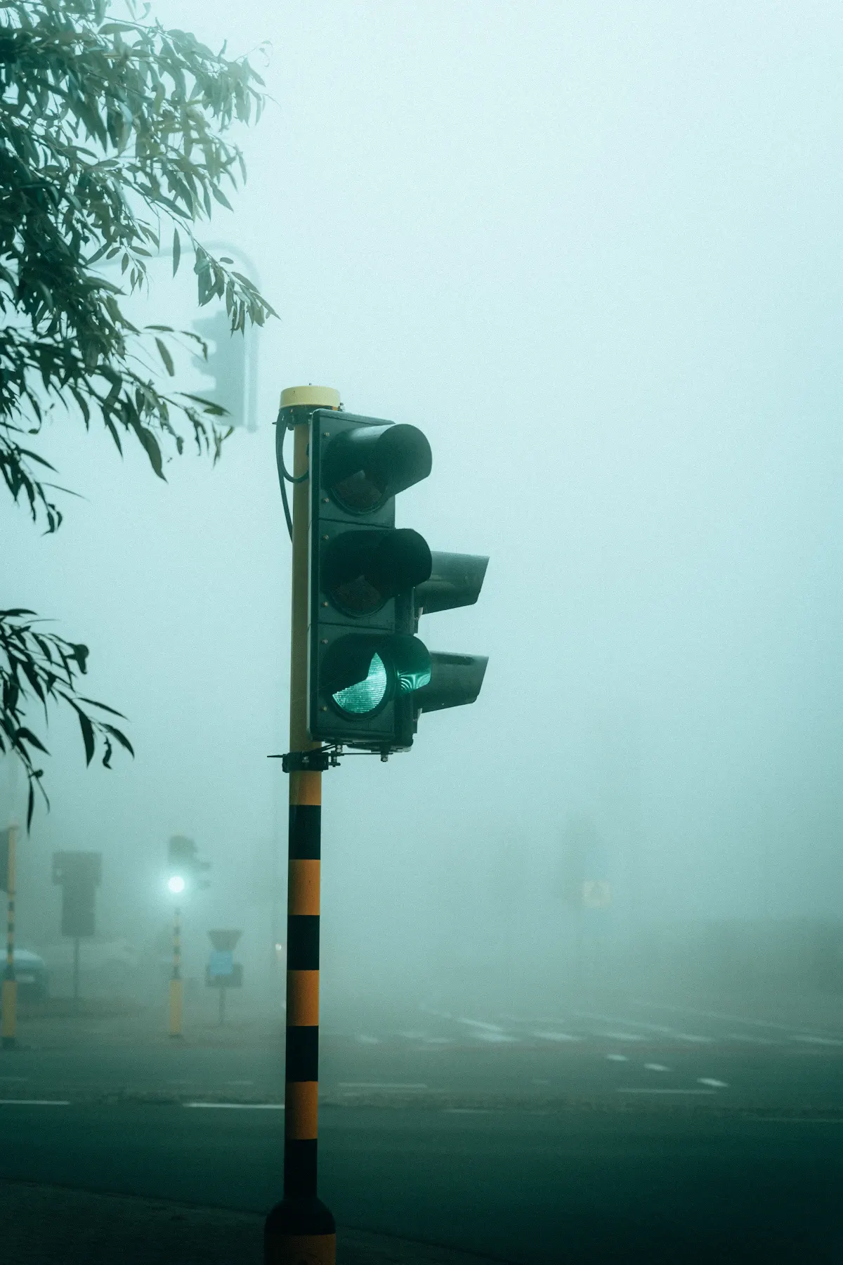 ไฟจราจรริมถนนกับโทนสีหม่นแบบภาพยนตร์