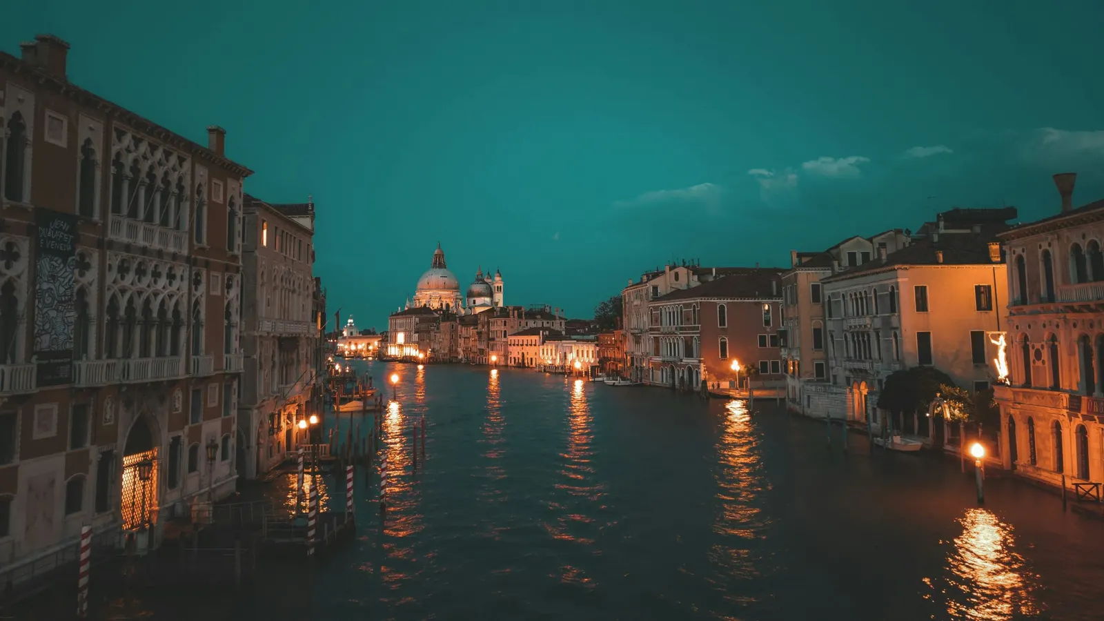 คลอง Grand Canal ในเวนิสยามค่ำคืน