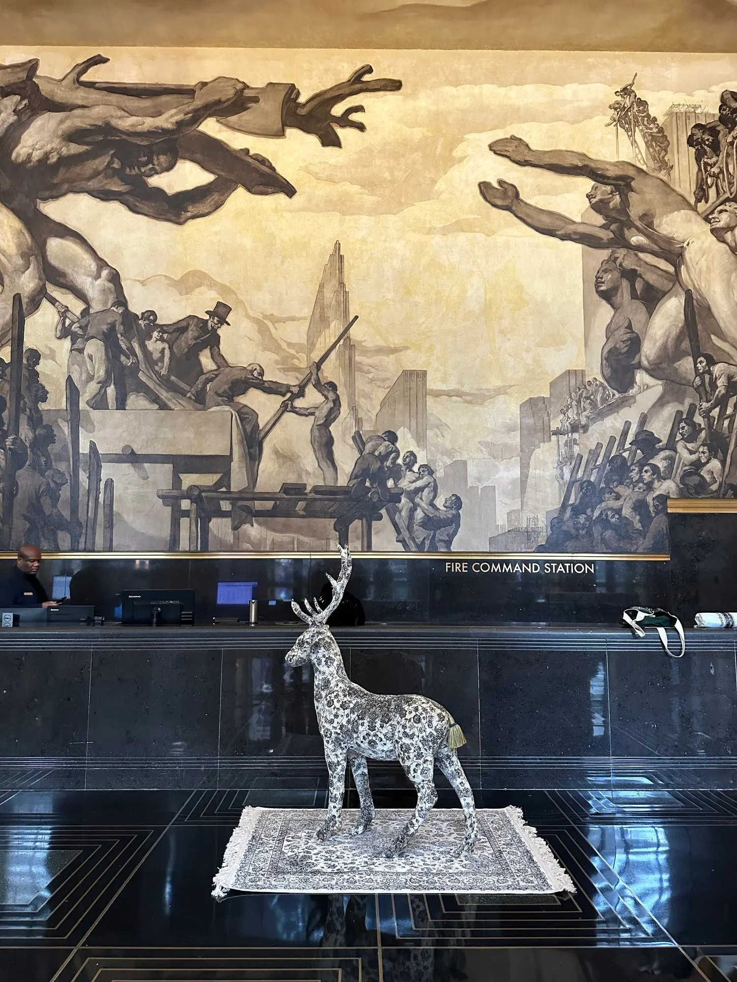 ประติมากรรมกวางยืนหุ้มพรมเปอร์เซีย ผุดขึ้นจากโต๊ะ ผลงาน Standing Stag ของ Debbie Lawson