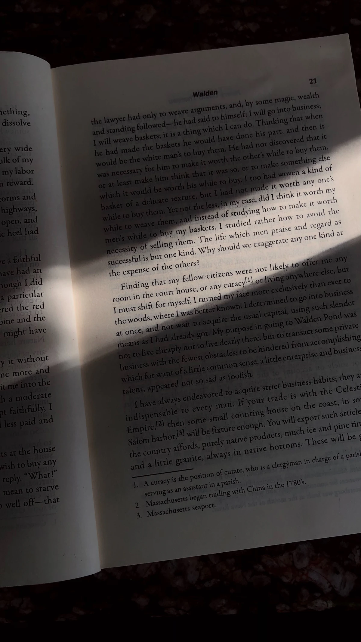 หนังสือเปิดอยู่บนโต๊ะ เห็นเนื้อความที่เรียงด้วยตัวอักษรเซริฟ