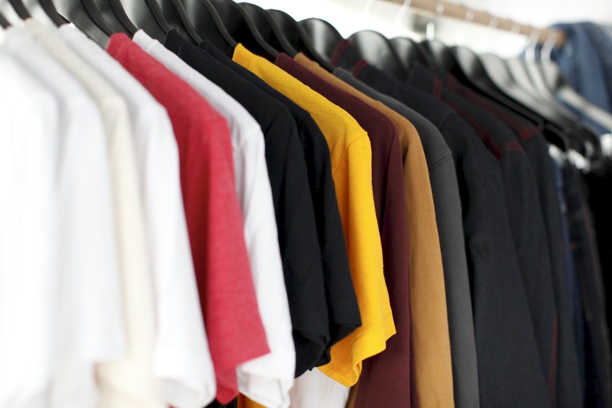 ราวแขวนเสื้อผ้าในร้าน