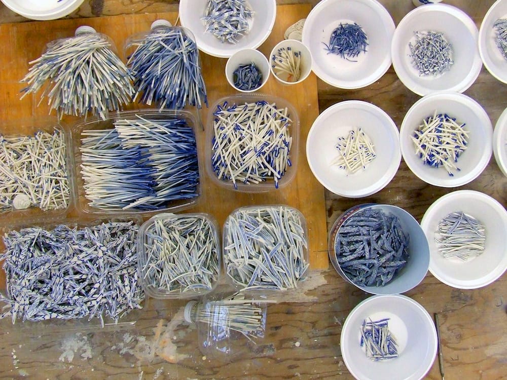 ผลงานเซรามิกของ Zemer Peled ที่สร้างจากเศษกระเบื้องประกอบกันเป็นฟอร์มธรรมชาติ