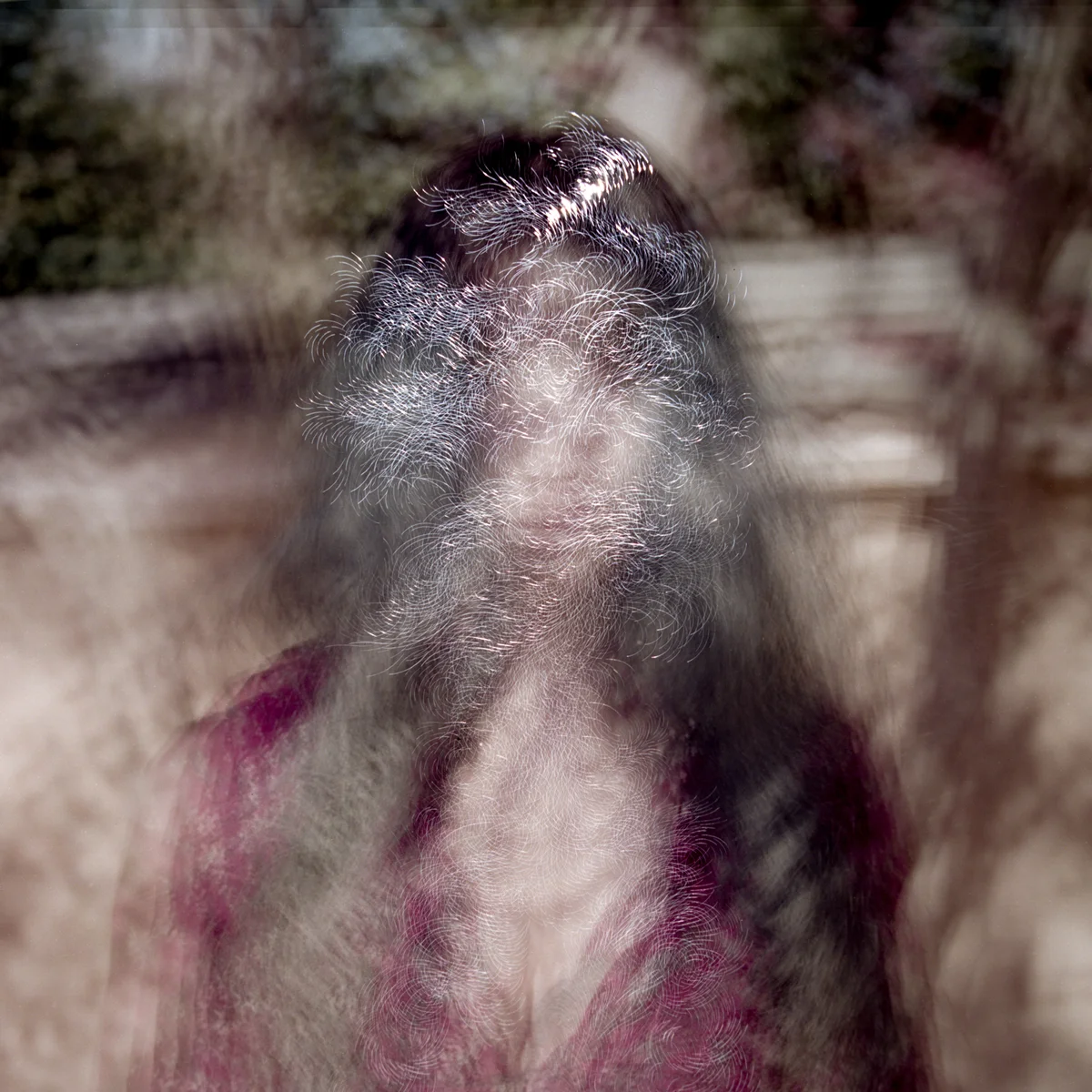 ภาพถ่ายบุคคลที่ถูกเจาะรูให้แสงลอดผ่าน ผลงานของ Takeshi Sumi