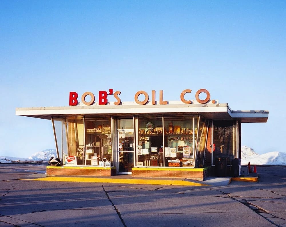 ปั๊มน้ำมันเก่าป้ายเขียนว่า Bob's Oil Co. ที่ Grand Forks นอร์ทดาโคตา ภาพโดย Rob Hann