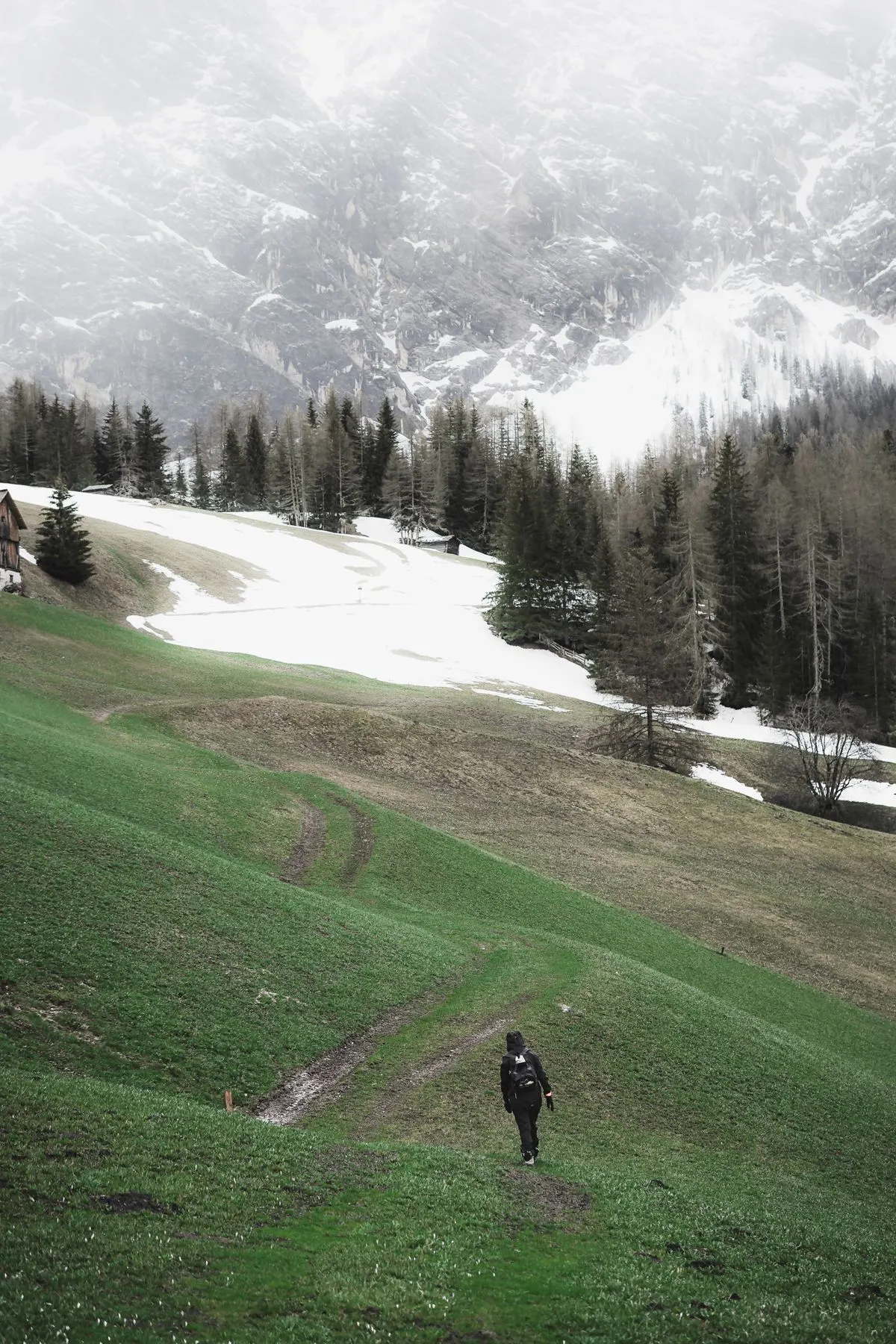 คนเดินเขาคนเดียวท่ามกลางยอดเขาหิมะ ภาพถ่ายโดย eberhard grossgasteiger