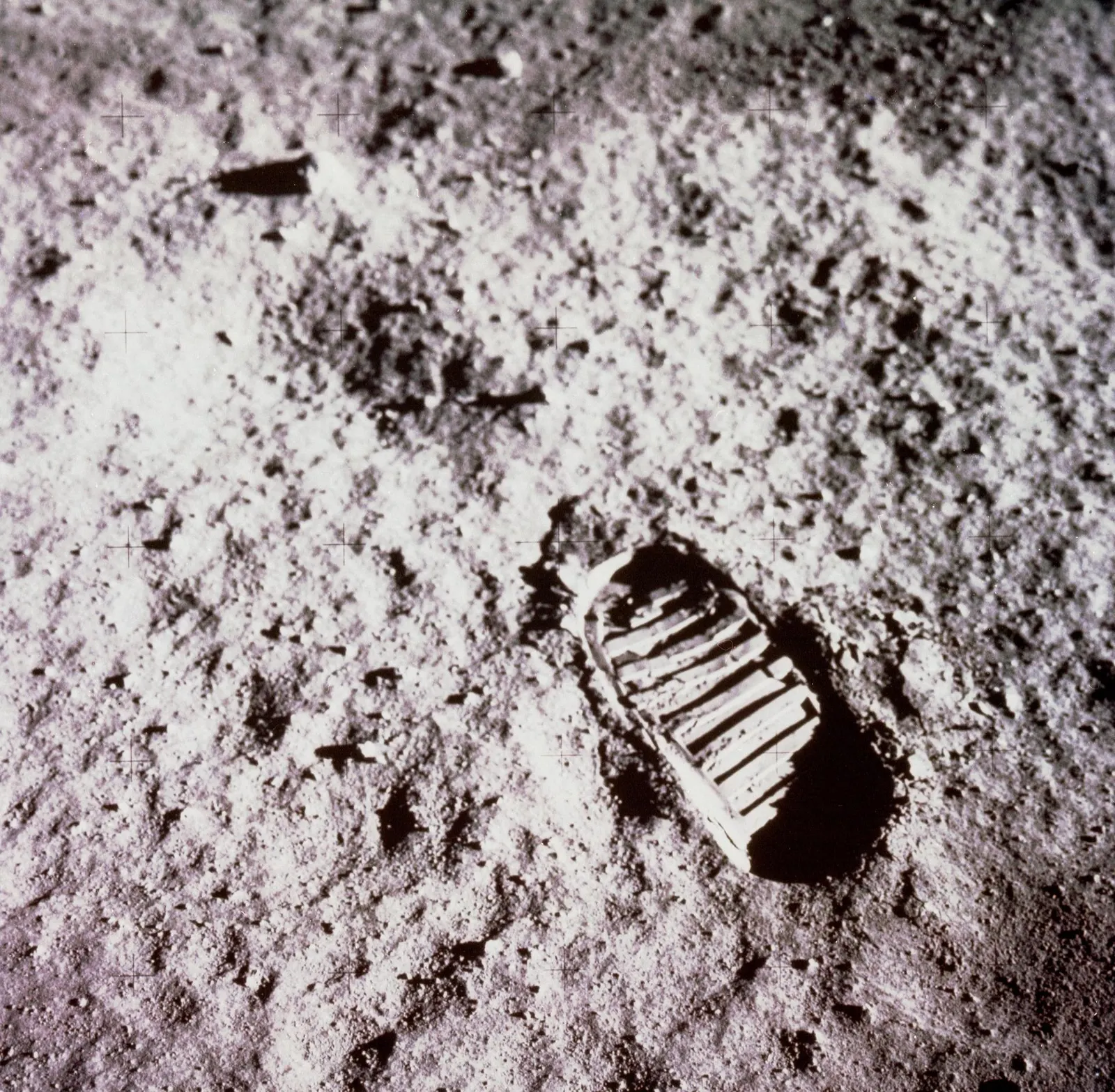 รอยรองเท้าบนพื้นฝุ่นดวงจันทร์จากภารกิจ Apollo 11
