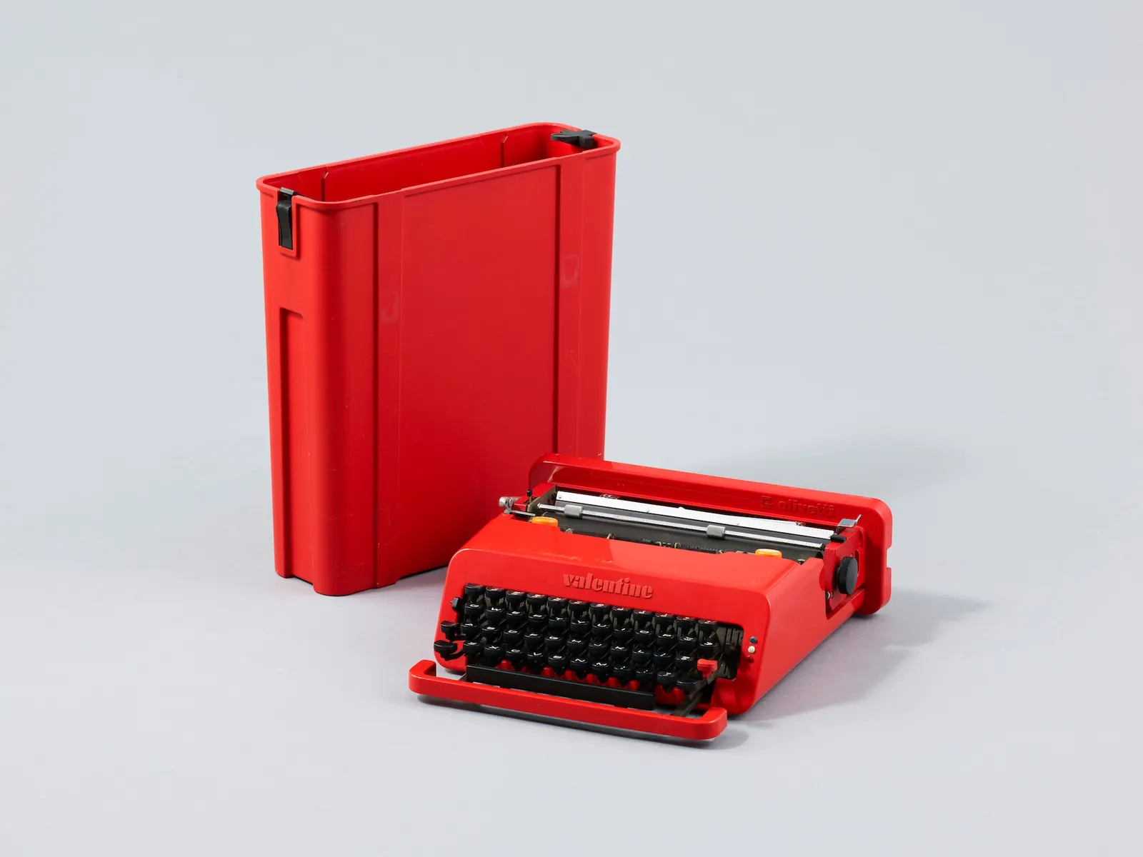 Ettore Sottsass & Perry King, Valentine, 1968, Olivetti — Artizon Museum, Ishibashi Foundation
