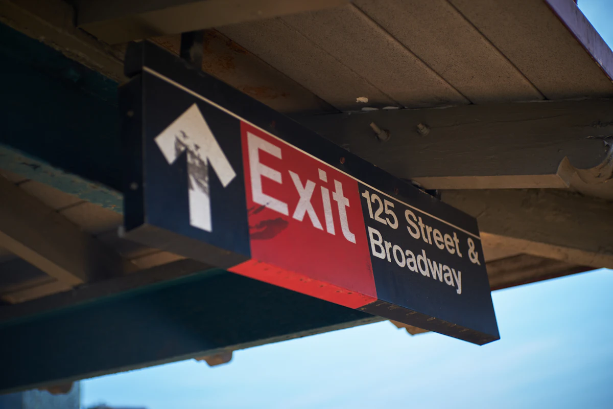 ป้ายทางออก 125 Street และ Broadway ในสถานีรถไฟใต้ดิน