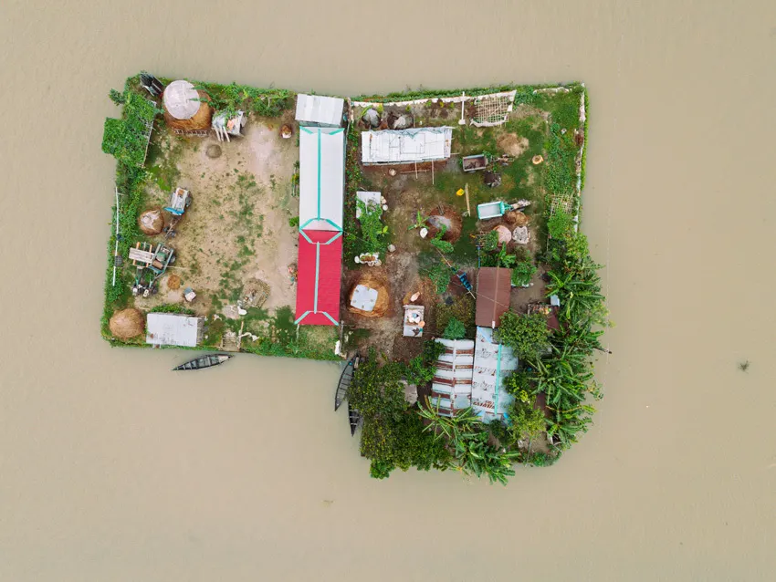 Homes of Haor โดย Joy Saha — ภาพถ่ายทางอากาศของบ้านกลางน้ำท่วมในบังกลาเทศ