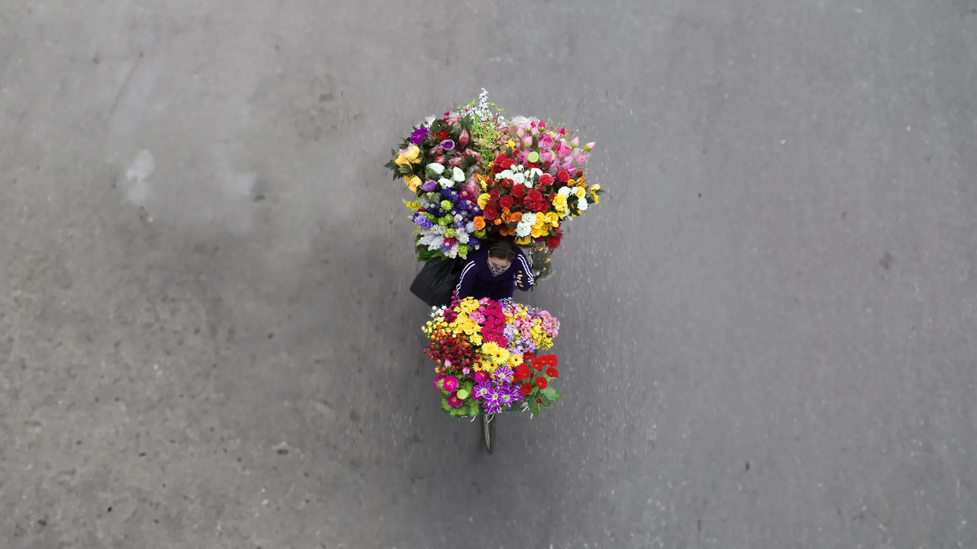 Loes Heerink ช่างภาพเจ้าของผลงานได้กล่าวถึง “Vendors From Above” ว่า “พวกเขาสร้างงานศิลปะเล็กๆ ทุกวันโดยไม่รู้ตัว”