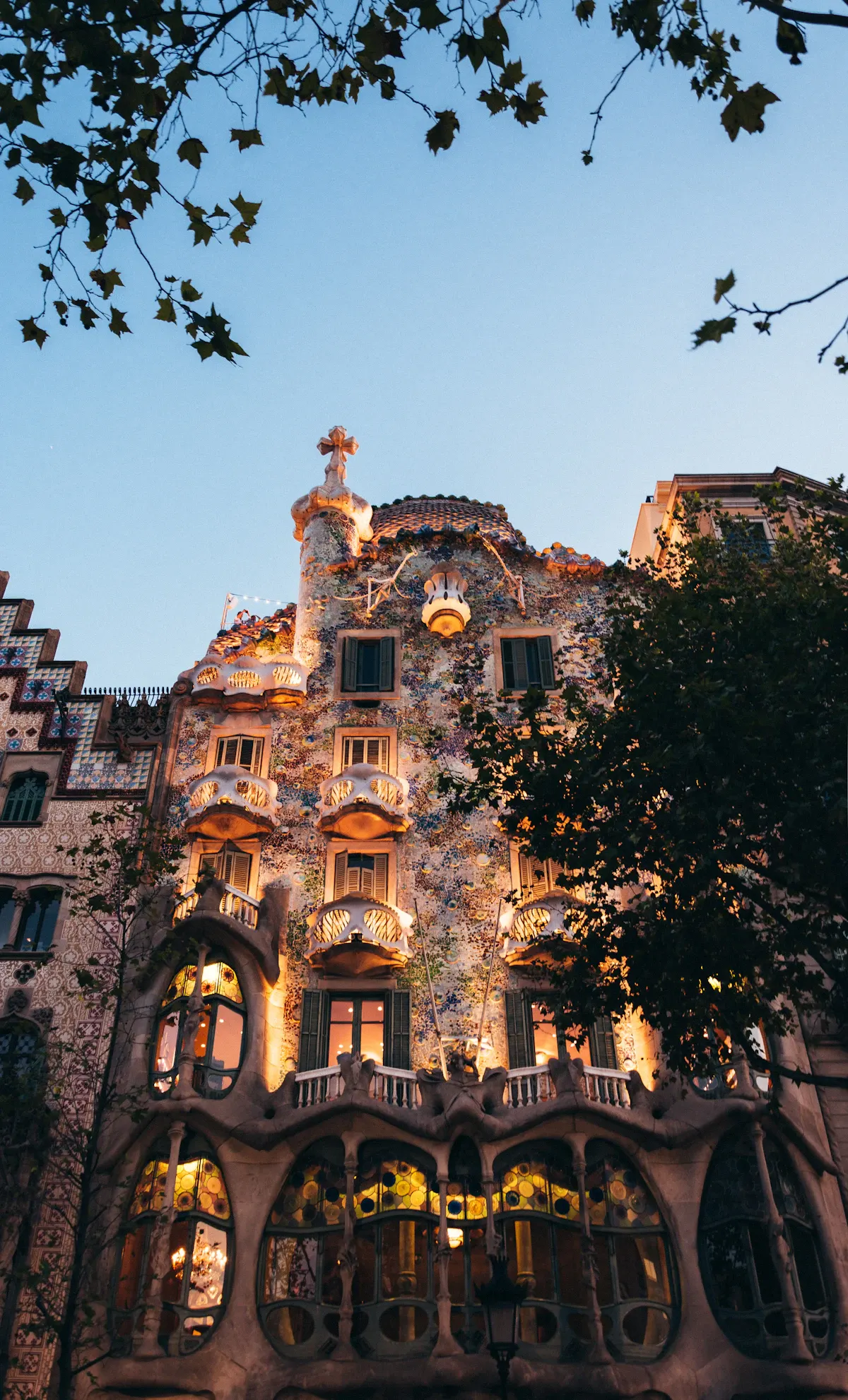 ผนังด้านหน้าของ Casa Batlló ที่โค้งลื่นและประดับกระเบื้องโมเสกหลากสี