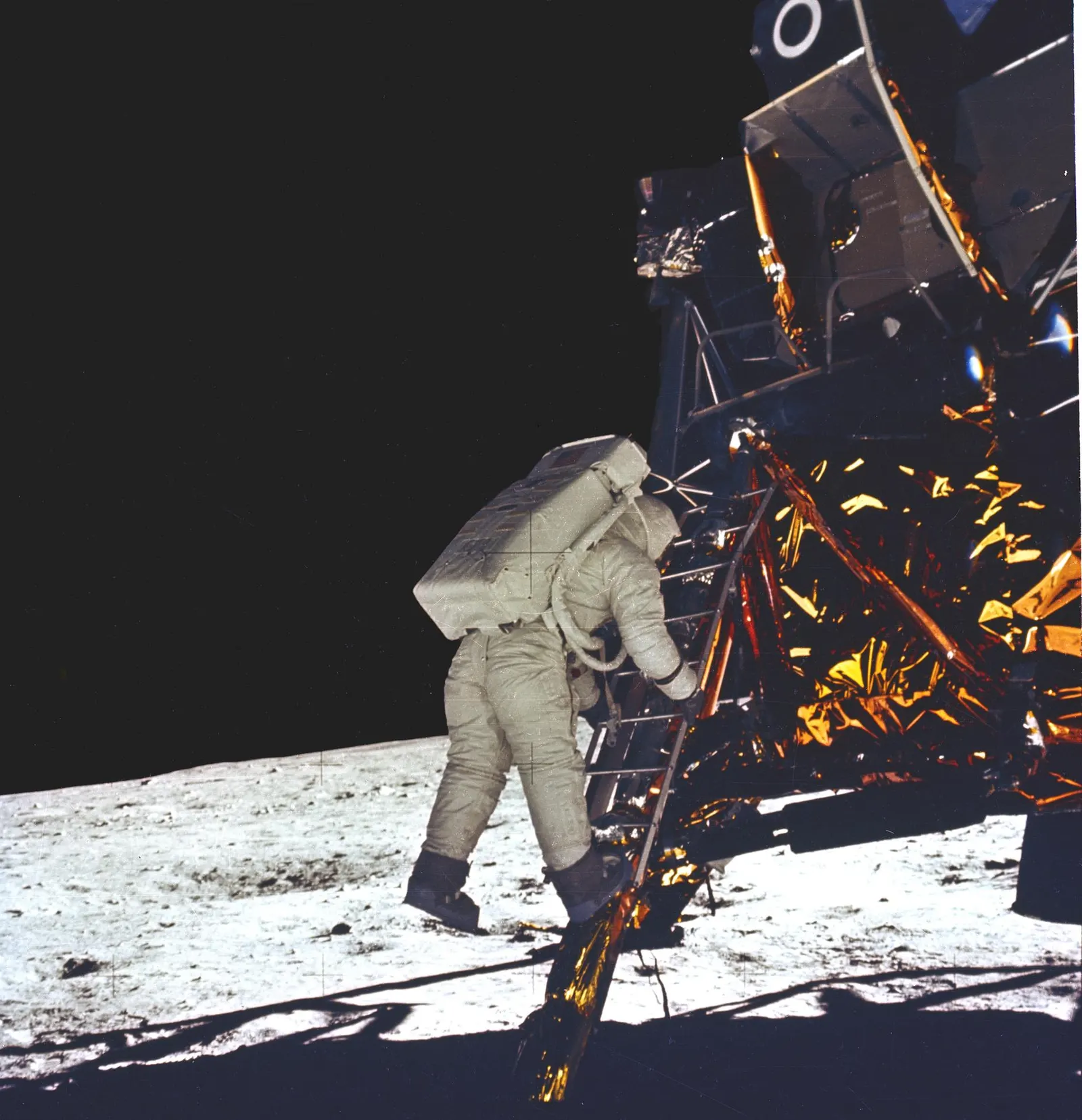 นักบินอวกาศ Buzz Aldrin ก้าวลงสู่พื้นผิวดวงจันทร์ในภารกิจ Apollo 11