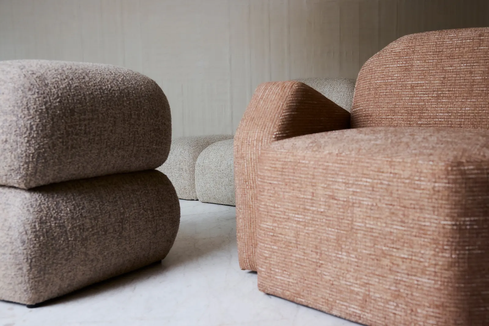 Kelly Wearstler x H&M Home เก้าอี้ Soluna Lounge, Poma Accent และ Avern