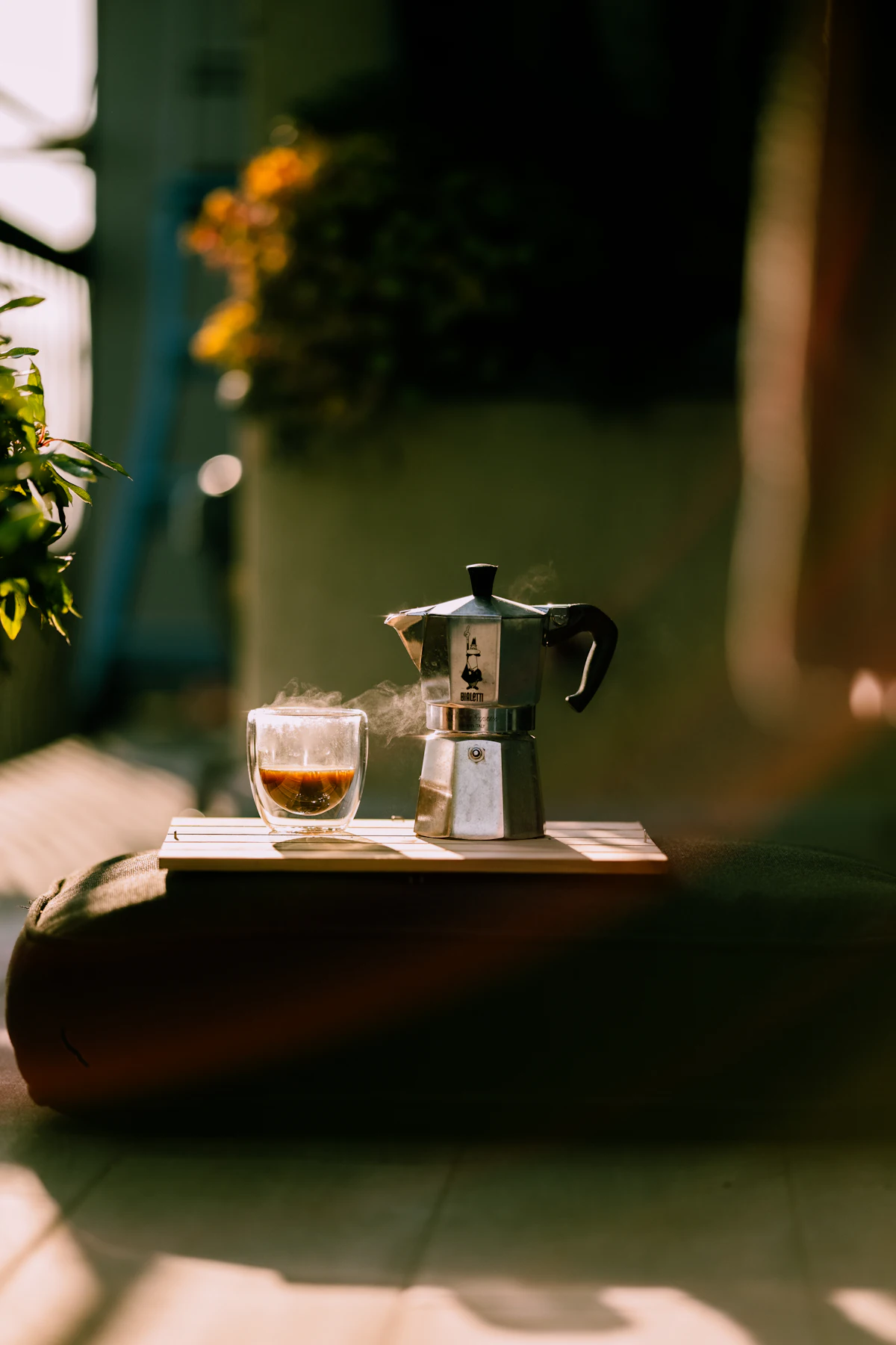 มอคค่าพอตวางคู่กับถ้วยกาแฟบนโต๊ะยามเช้า