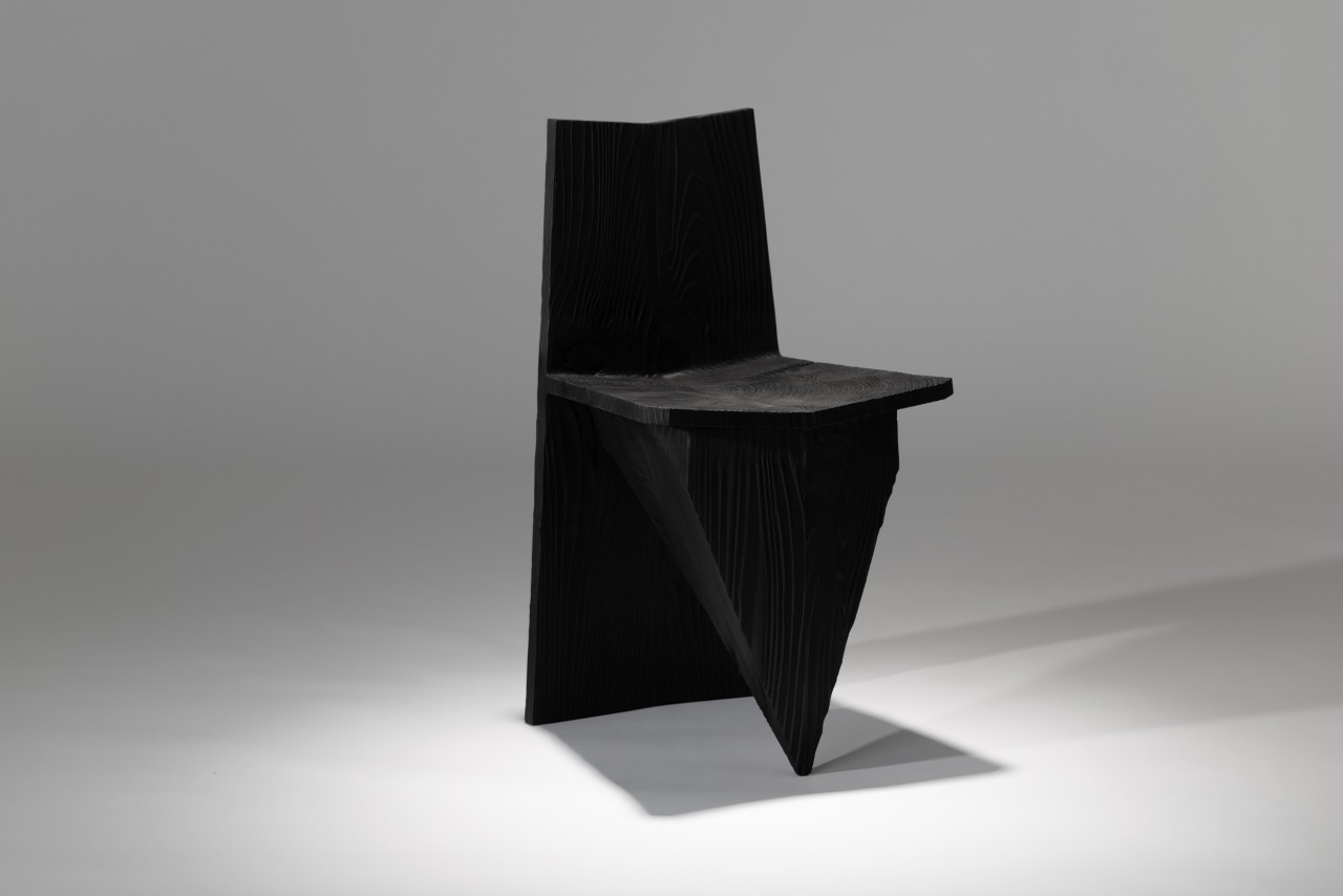 พื้นผิวไม้ซีดาร์ธรรมชาติบนเก้าอี้ Century Chair แสงเน้นลายเสี้ยน