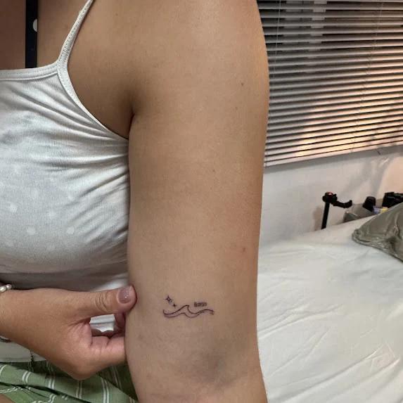 ลายออกแบบใหม่ของร้านค่ะ คลื่นทะเลเส้นบาง กับคำว่า อิสระ ตัวเล็ก ๆ เหนือยอดคลื่น  (3)