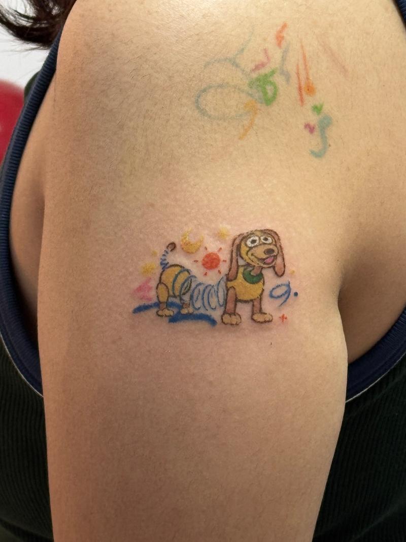งานสักชิ้นนี้เริ่มจากลูกค้าอยากได้ Slinky Dog จาก Toy Story มาเป็นตัวละครหลัก แล (5)