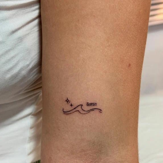 ลายออกแบบใหม่ของร้านค่ะ คลื่นทะเลเส้นบาง กับคำว่า อิสระ ตัวเล็ก ๆ เหนือยอดคลื่น  (1)