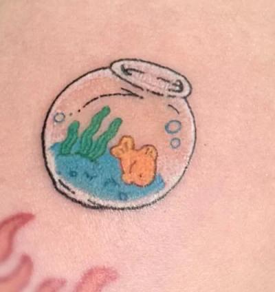 โหลปลาทองของร้านถูกรับเลี้ยงแล้วค่ะ 🐠 ลายแฟลชของเราแต่ละลายสักได้ครั้งเดียวในโลกแล้วปลดถาวร ตอนนี้น้องว่ายอยู่บนแขนของเจ้าของเพียงคนเดียว โหลใบนี้ไม่ต้องให้อาหาร ไม่ต้องเปลี่ยนน้ำ ใครอยากรับเลี้ยงลายไหนรีบดูแคตตาล็อกนะคะ อ่านต่อที่ naivefloratattoo.com/th/what-is-a-flash-tattoo/