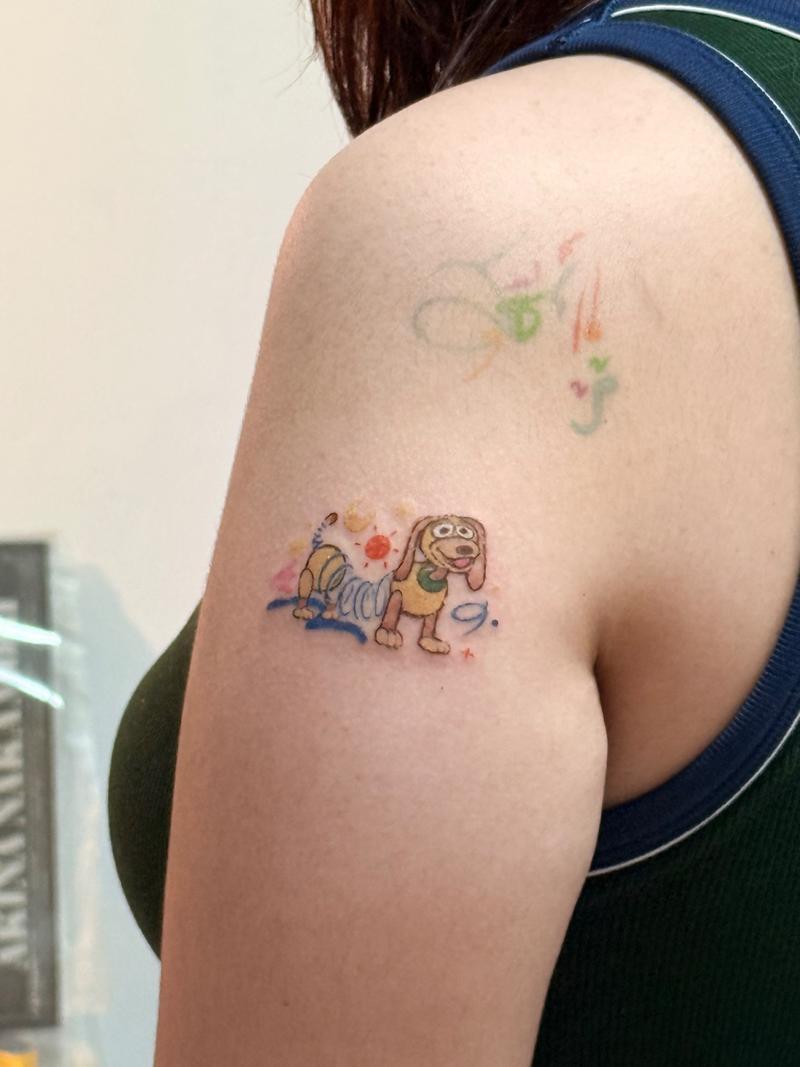 งานสักชิ้นนี้เริ่มจากลูกค้าอยากได้ Slinky Dog จาก Toy Story มาเป็นตัวละครหลัก แล (1)