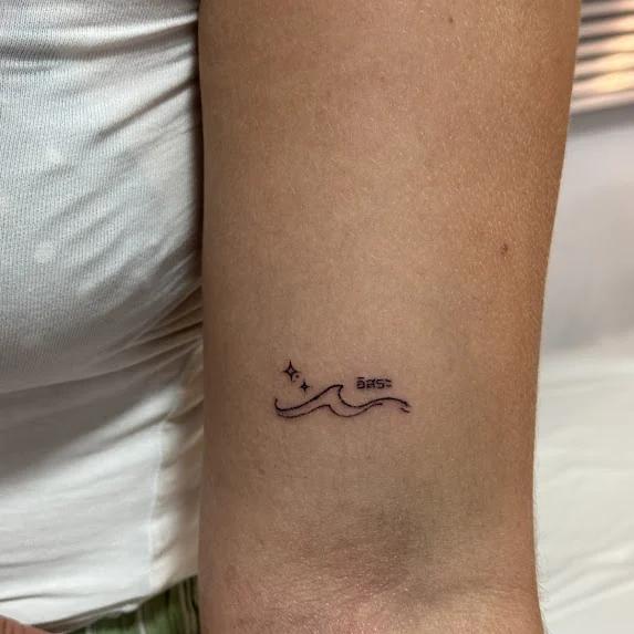 ลายออกแบบใหม่ของร้านค่ะ คลื่นทะเลเส้นบาง กับคำว่า อิสระ ตัวเล็ก ๆ เหนือยอดคลื่น  (2)