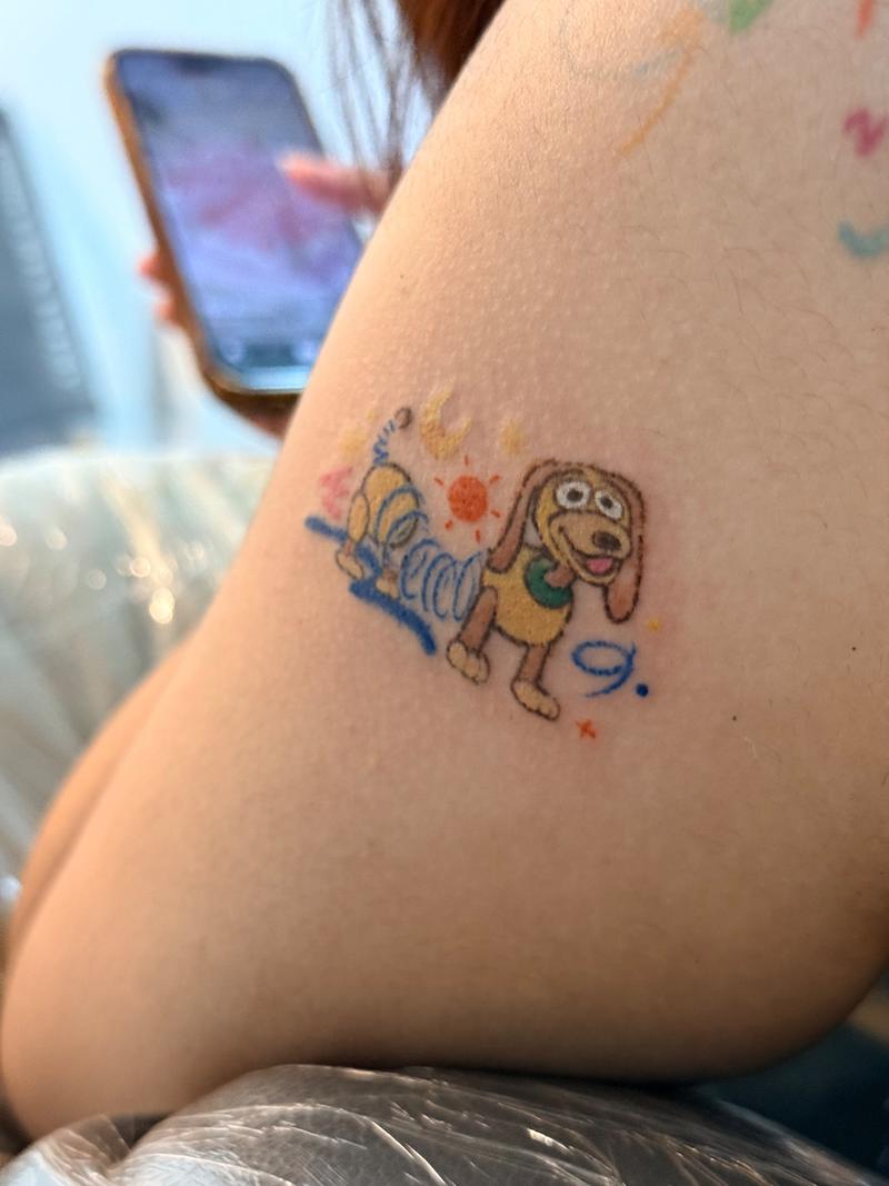 งานสักชิ้นนี้เริ่มจากลูกค้าอยากได้ Slinky Dog จาก Toy Story มาเป็นตัวละครหลัก แล (3)