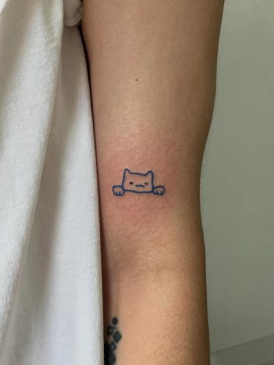 แมวสีน้ำเงินจากชั้น 1 ขึ้นมาอยู่บนแขนของหุ้นส่วน Portcha ค่ะ 🐱💙 คาแรคเตอร์ที่เราออกแบบให้คาเฟ่ กลายเป็นรอยสักบันทึกธุรกิจตามธรรมเนียมส่วนตัวของเจ้าตัว หนึ่งธุรกิจ หนึ่งรอยสัก อ่านต่อที่ naivefloratattoo.com/th/business-logo-tattoo/