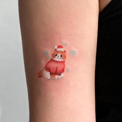 ลายแฟลชแมวหมวกคริสต์มาสของร้าน ถูกขอปรับให้เป็นแมวของลูกค้าเองค่ะ เก็บสเวตเตอร์กับหมวกไว้ครบ เปลี่ยนแค่แมว 🎄🐱 และเรื่องพิเศษคือ ลูกค้าคนนี้คือลูกค้าคนแรกของร้านที่บ้านหลังใหม่ ขอบคุณที่เป็นคนแรกที่ไว้ใจบ้านหลังนี้นะคะ อ่านต่อที่ naivefloratattoo.com/th/christmas-cat-tattoo/