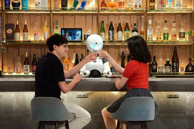 OrySNACK บาร์ที่พนักงานอยู่บ้าน แล้วใช้หุ่นยนต์รับแขกหน้าเคาน์เตอร์
